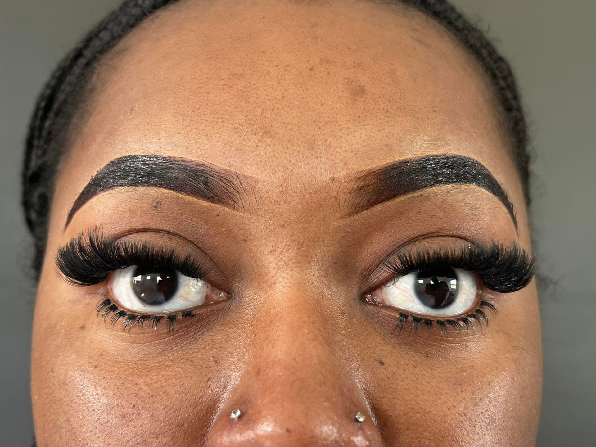 Voluminous cluster lash close-up